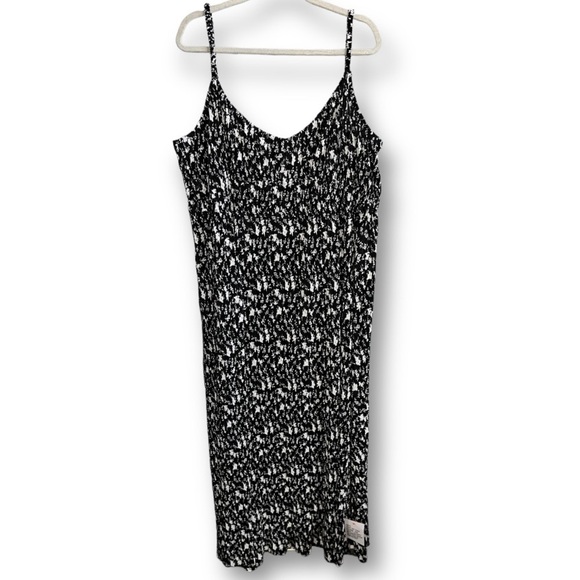 ASOS Curve Plisse Strappy Maxi Dress in black and white Pleated Ditsy Floral - Picture 8 of 10